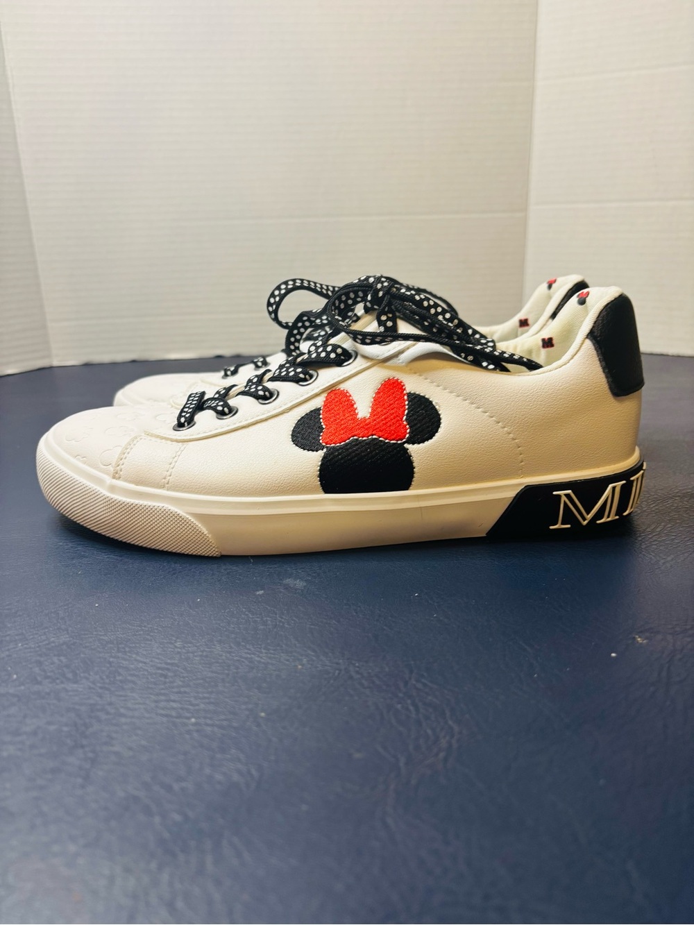 Disney women’s Minnie Mouse white court tennis shoes sz 8